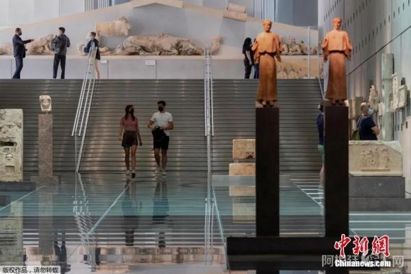资料图:当地时间2021年5月14日,希腊雅典,雅典卫城博物馆重新向公众开放。图为游客在博物馆开放第一天进入参观。 资料图:当地时间2021年5月14日,希腊雅典,雅典卫城博物馆重新向公众开放。图为游客在博物馆开放第一天进入参观。