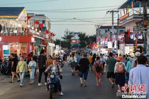 图为广西壮族自治区北海市侨港镇风情街游人如织。中新社发 王伟臣 摄 图为广西壮族自治区北海市侨港镇风情街游人如织。中新社发 王伟臣 摄