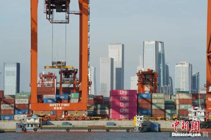 资料图:从海上眺望集装箱码头及远处的前海楼群。<a target='_blank' href='http://www.chinanews.com/'>中新社</a>记者 苏丹 摄