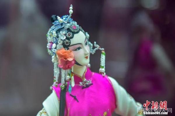 图为京津冀非遗精品展上展出的绢人。 <a target='_blank' href='http://www.chinanews.com/'>中新社</a>记者 田雨昊 摄 