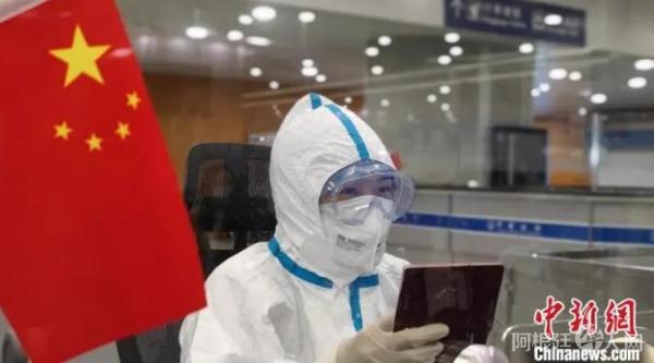 资料图:身着防护服的上海移民管理警察完成入境航班查验任务。尹慧 摄 资料图:身着防护服的上海移民管理警察完成入境航班查验任务。尹慧 摄