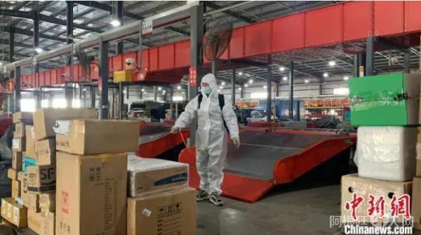 图为工作人员“全副武装”为快递消杀。 奥蓝 摄 图为工作人员“全副武装”为快递消杀。 奥蓝 摄