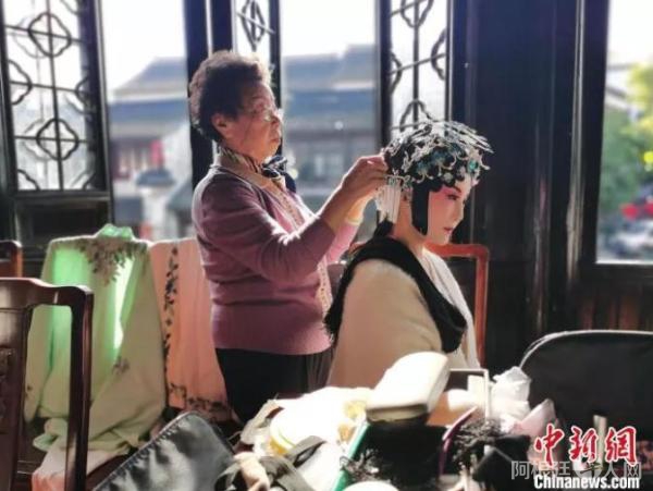 图为一位昆曲演员正在化妆等待上台演出。(资料图) 钟升 摄 