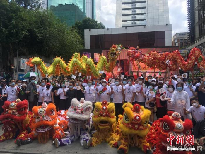当地时间11月28日，巴西圣保罗，华侨华人社团侨领参加街头演出活动。当日，巴西华人协会、南美洲闽南同乡联谊总会联合10多家侨团，在圣保罗市繁华的保利斯塔大街举办迎接2022年北京冬奥会游园活动，吸引了众多侨胞及巴西民众参与。 中新社记者 莫成雄 摄
