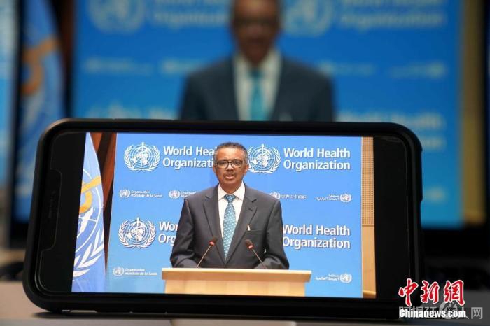 5月18日,第七十三届世界卫生大会以视频会议形式举行开幕式。图为在德国柏林拍摄的世卫组织总干事谭德塞致辞画面。
<a target='_blank' href='/'>中新社</a>记者 彭大伟 摄 点击进入下一页