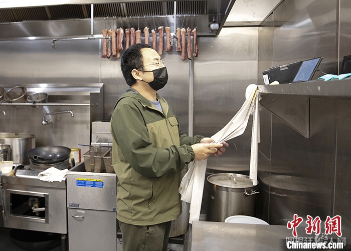 当地时间12月12日，美国加州硅谷创业者明方全在厨房查看订单。明方全经营的“盐语”公司是以中央厨房的模式在硅谷落地生根的，今年8月，搬进面积4倍于从前的新厨房。 中新社记者 刘关关 摄