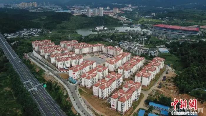 2020年7月,航拍贵州省遵义市湄潭县黄家坝街道田坝社区崇德小区移民安置点。<a target='_blank' href='/'>中新社</a>记者 瞿宏伦 摄 2020年7月,航拍贵州省遵义市湄潭县黄家坝街道田坝社区崇德小区移民安置点。<a target='_blank' href='/'>中新社</a>记者 瞿宏伦 摄
