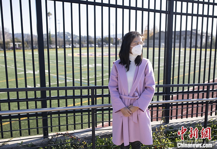 当地时间12月17日，全职妈妈Claire在她实习的一所美国加州的小学外拍照。平时，她须要一边照顾两个年幼的孩子，一边网上学习教师资格证课程。按照课程要求，每个星期，她都会去这所小学实习两天。2021年，Claire度过了“非常辛苦但充实的一年”。 中新社记者 刘关关 摄