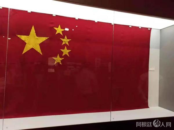 纽约华侨衣馆联合会1949年制作的五星红旗。吴侃 摄