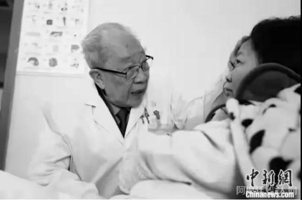 吴孟超看望病人。殷立勤 摄