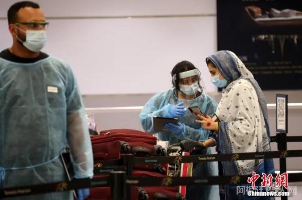 当地时间9月7日,加拿大多伦多皮尔逊国际机场,工作人员协助刚入境的国际旅客办理手续。中新社记者 余瑞冬 摄 当地时间9月7日,加拿大多伦多皮尔逊国际机场,工作人员协助刚入境的国际旅客办理手续。中新社记者 余瑞冬 摄