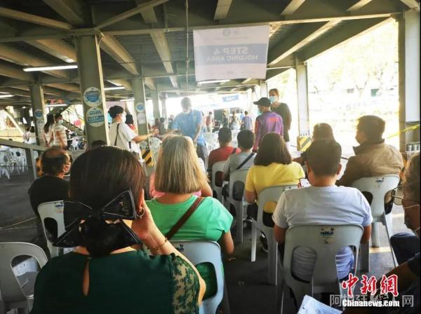 图为市民排队登记防疫信息，等待分批前往市政厅办理业务。中新社记者 关向东 摄