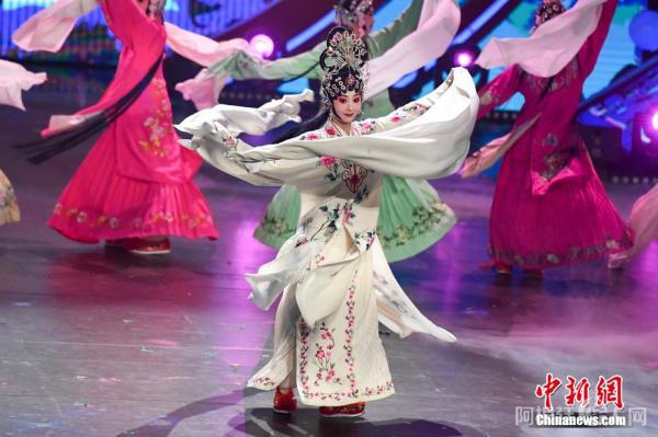 戏曲表演登上华侨华人春晚。 杨华峰 摄 戏曲表演登上华侨华人春晚。 杨华峰 摄