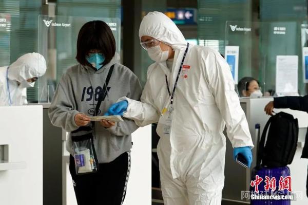 资料图：疫情下韩国机场加强防疫检测。中新社记者 曾鼐 摄

