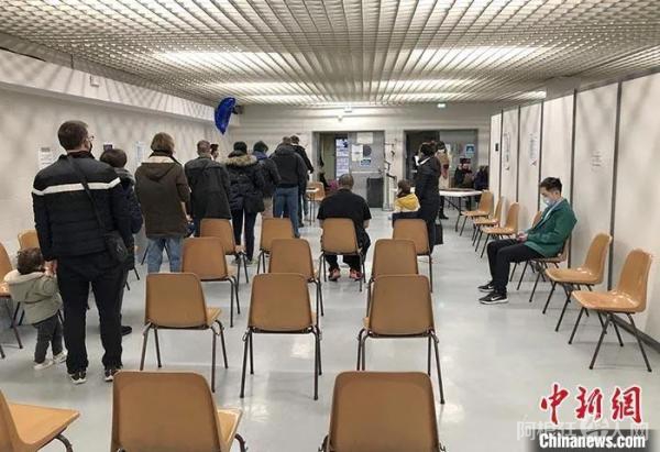 民众在巴黎大区一家疫苗接种中心接种新冠疫苗(资料图) 民众在巴黎大区一家疫苗接种中心接种新冠疫苗(资料图)