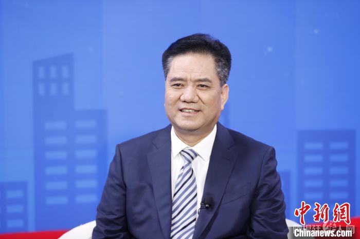 全国政协副秘书长、民盟中央副主席张道宏介绍民盟中央去年履职情况和今年工作重点。 韩海丹 摄 点击进入下一页