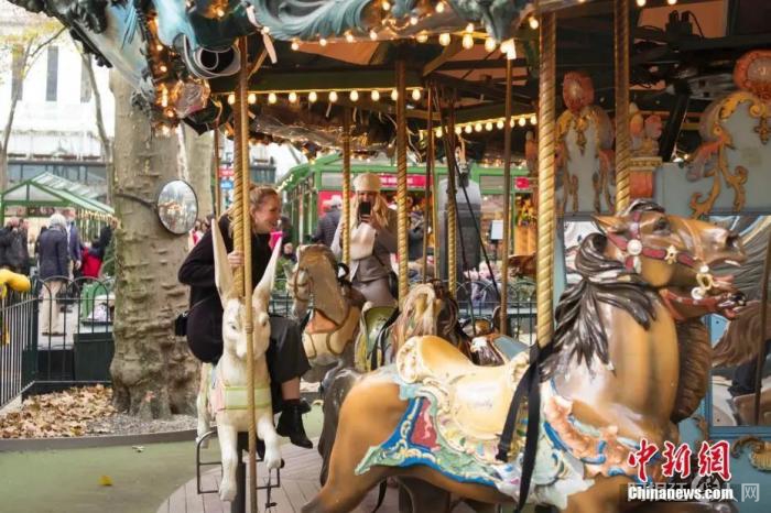 资料图:纽约布莱恩公园冬日集市客流不断。中新社记者 廖攀 摄 资料图:纽约布莱恩公园冬日集市客流不断。中新社记者 廖攀 摄