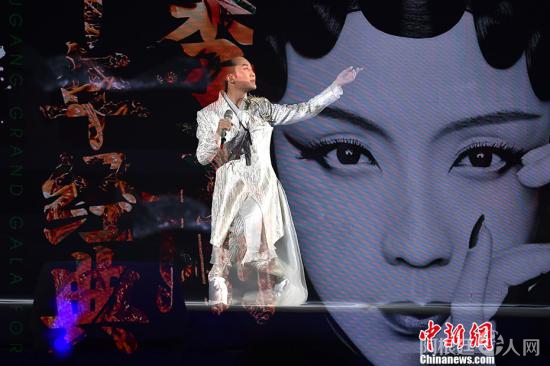 　李玉刚“十年经典”演唱会。中新网记者 金硕 摄