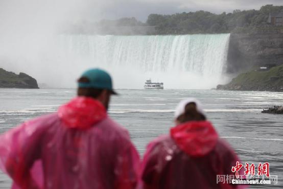 资料图:加拿大游客乘船游览加拿大、美国交界处的著名景点尼亚加拉大瀑布。中新社记者 余瑞冬 摄 资料图:加拿大游客乘船游览加拿大、美国交界处的著名景点尼亚加拉大瀑布。中新社记者 余瑞冬 摄