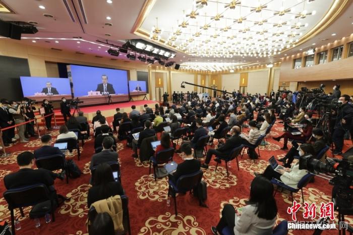 3月7日下午3时,十三届全国人大五次会议在人民大会堂新闻发布厅举行记者会,邀请国务委员兼外交部长王毅就“中国外交政策和对外关系”相关问题回答中外记者提问。 中新社记者 杨可佳 摄 3月7日下午3时,十三届全国人大五次会议在人民大会堂新闻发布厅举行记者会,邀请国务委员兼外交部长王毅就“中国外交政策和对外关系”相关问题回答中外记者提问。 中新社记者 杨可佳 摄