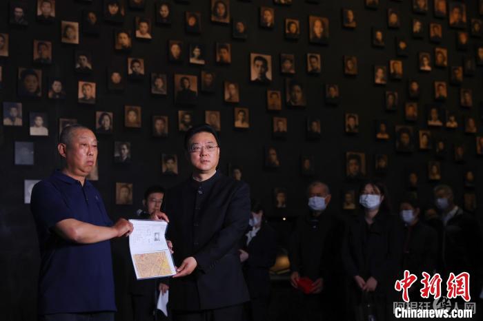 四位去世老人的家属向纪念馆捐赠老人生前使用的物品。　泱波 摄