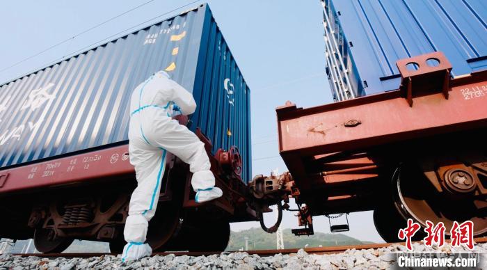 图为民警对列车进行查验。 磨憨边检站供图 图为民警对列车进行查验。 磨憨边检站供图