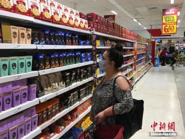 图为在巴西圣保罗,一名妇女戴口罩在超市内购物。中新社记者 莫成雄 摄 图为在巴西圣保罗,一名妇女戴口罩在超市内购物。中新社记者 莫成雄 摄