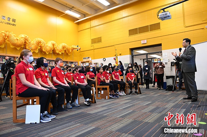 图为秦刚为美国学生上中文课。 中新社记者 陈孟统 摄 图为秦刚为美国学生上中文课。 中新社记者 陈孟统 摄