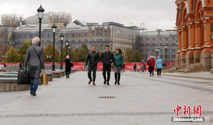 资料图:民众在莫斯科红场附近出行。
中新社记者 王修君 摄 资料图:民众在莫斯科红场附近出行。
中新社记者 王修君 摄