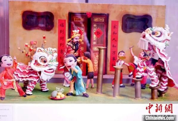 2月8日,马来西亚吉隆坡中国文化中心,“农历新年·全手工微雕艺术特展”上展现马来西亚华人特色的高桩舞狮场景的微雕。 中新社记者 陈悦 摄 2月8日,马来西亚吉隆坡中国文化中心,“农历新年·全手工微雕艺术特展”上展现马来西亚华人特色的高桩舞狮场景的微雕。 中新社记者 陈悦 摄
