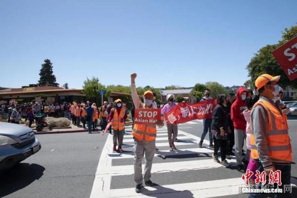 当地时间2021年12月27日，逾1000人在芝加哥华埠街道游行，抗议针对华人社区的暴力伤害。《芝加哥华语论坛》报 张大卫 摄