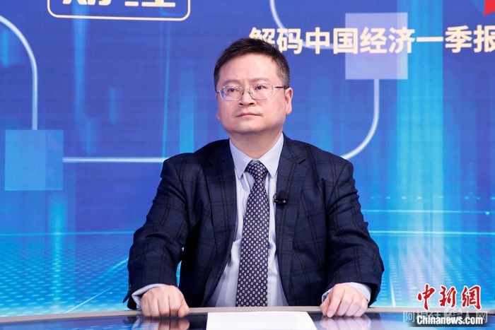 中银证券全球首席经济学家管涛在《中新财经·中国经济“新”观察》栏目现场。 中新社记者 李骏 摄