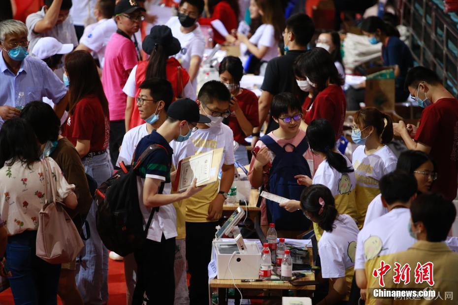资料图:北京大学迎来2020级本科新生报到。 中新社记者 蒋启明 摄 资料图:北京大学迎来2020级本科新生报到。 中新社记者 蒋启明 摄