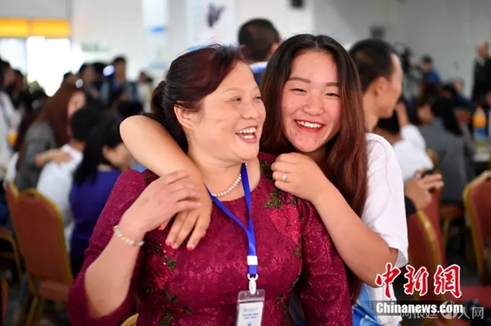 资料图:2018年5月9日,280名当年地震后的孤困儿童相聚在成都“安康家园”,与照顾自己的“安康妈妈”重逢。中新社记者 张浪 摄 资料图:2018年5月9日,280名当年地震后的孤困儿童相聚在成都“安康家园”,与照顾自己的“安康妈妈”重逢。中新社记者 张浪 摄