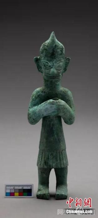 资料图：神似“奥特曼”的青铜站立人像。四川省文物考古研究院供图