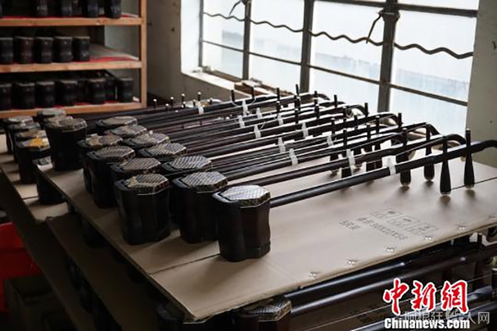 资料图为成品二胡正准备打包发往全国各地。 资料图为成品二胡正准备打包发往全国各地。
