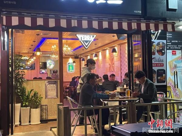 当地时间4月18日，韩国公众聚集场所营业限时以及私人聚会、活动和集会限员等保持社交距离措施全面解除。