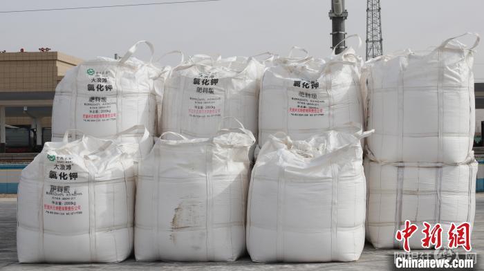 整齐码放的钾肥吨袋。 李生燕 摄 整齐码放的钾肥吨袋。 李生燕 摄