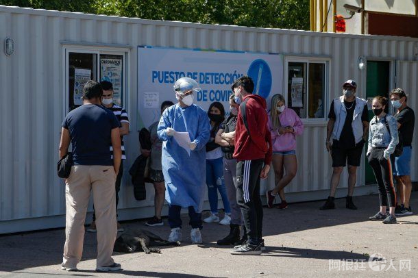 Covid-19 en Argentina: 17.646 nuevos casos y otros 76 muertos Covid-19 en Argentina: 17.646 nuevos casos y otros 76 muertos