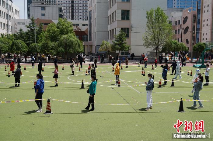 资料图:居民有序进行核酸检测。 马铭言 摄 资料图:居民有序进行核酸检测。 马铭言 摄