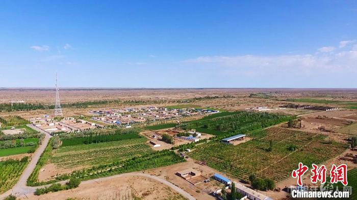 图为与日渐绿的额很查干嘎查。 赵勇强 摄 图为与日渐绿的额很查干嘎查。 赵勇强 摄