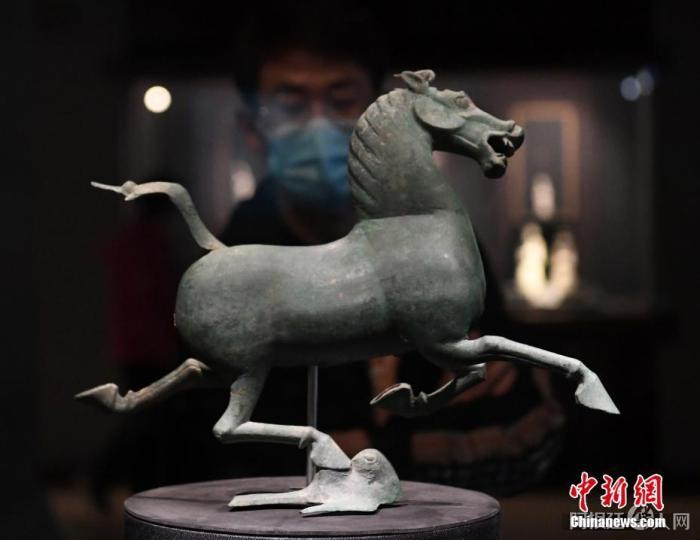 资料图：参观者欣赏甘肃省博物馆展出的“铜奔马”真品。中新社记者 杨艳敏 摄