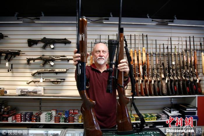 资料图：一家售枪店铺的内景。