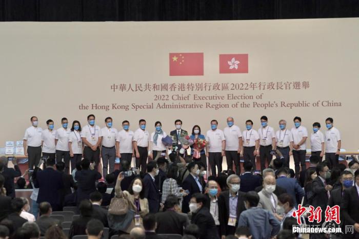 李家超及其妻子与竞选团队于台上合影。 李志华 摄