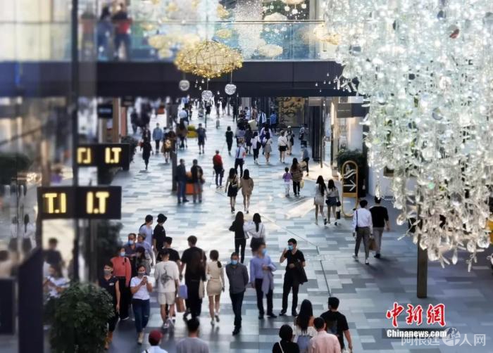 资料图：傍晚的太古里游人如织。王磊 摄
