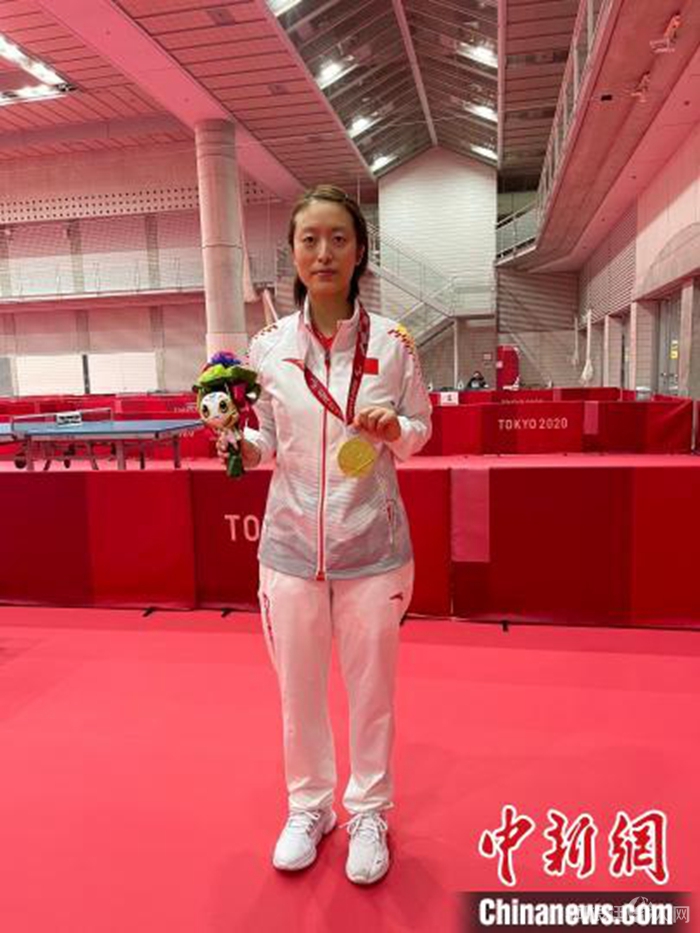 王睿手握东京残奥会金牌。 王睿供图 王睿手握东京残奥会金牌。 王睿供图