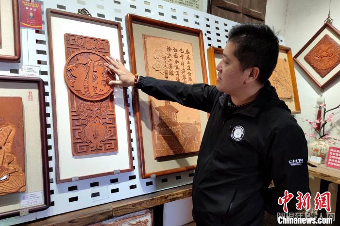 伍建东讲解闽南砖雕的雕刻特点。 吴冠标 摄 伍建东讲解闽南砖雕的雕刻特点。 吴冠标 摄