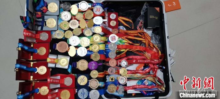 王睿家中装满奖牌的行李箱。王睿妈妈周乐芬供图 王睿家中装满奖牌的行李箱。王睿妈妈周乐芬供图