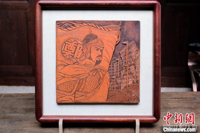 今年,伍建东为纪念郑成功收复台湾360周年创作的砖雕作品《延平雄风》。 吴冠标 摄 今年,伍建东为纪念郑成功收复台湾360周年创作的砖雕作品《延平雄风》。 吴冠标 摄