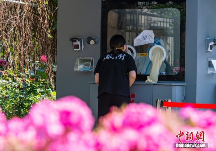 5月23日,北京市朝阳区一处常态化核酸检测采样点。中新社记者 侯宇 摄 5月23日,北京市朝阳区一处常态化核酸检测采样点。中新社记者 侯宇 摄